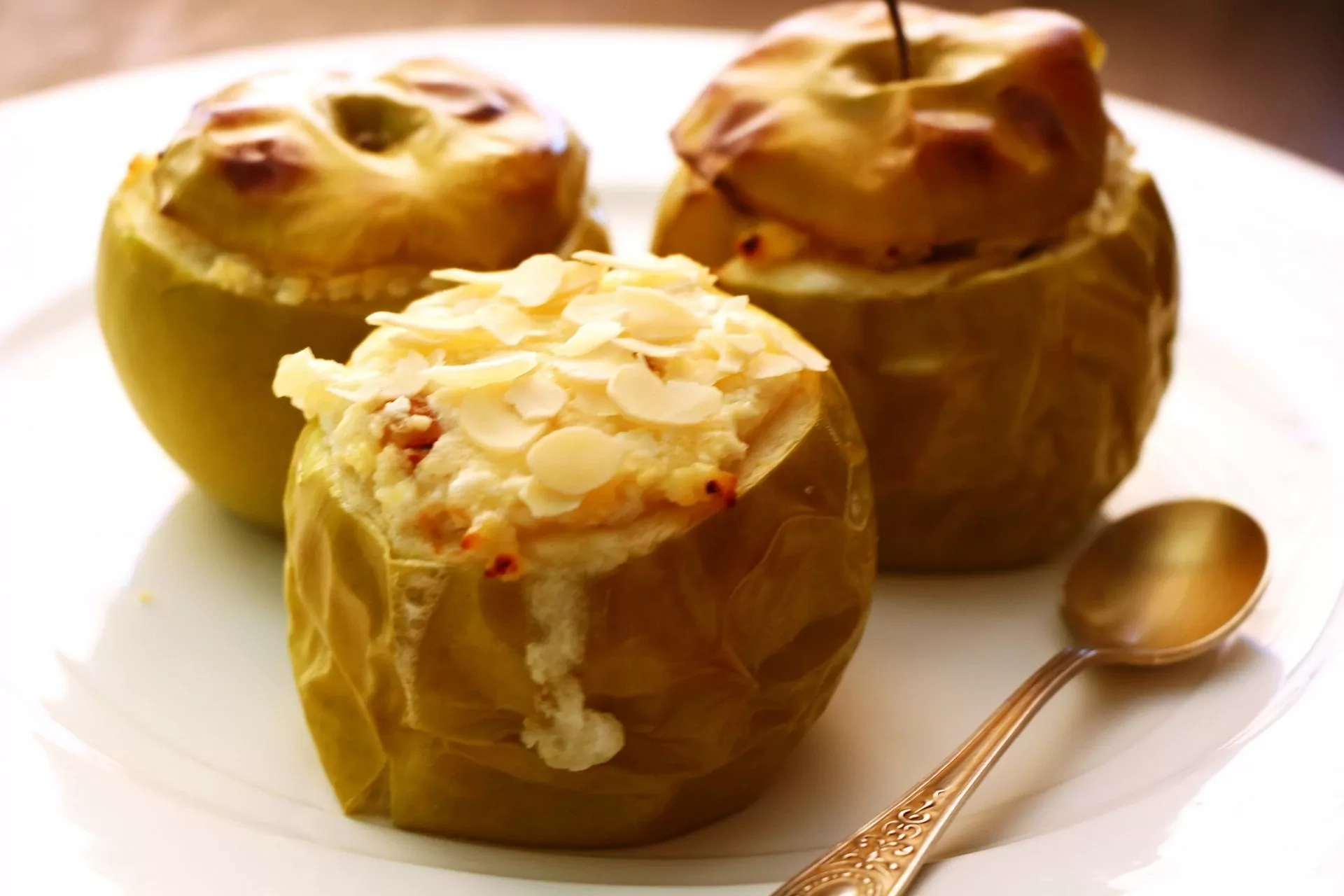 Kepti obuoliai su varške