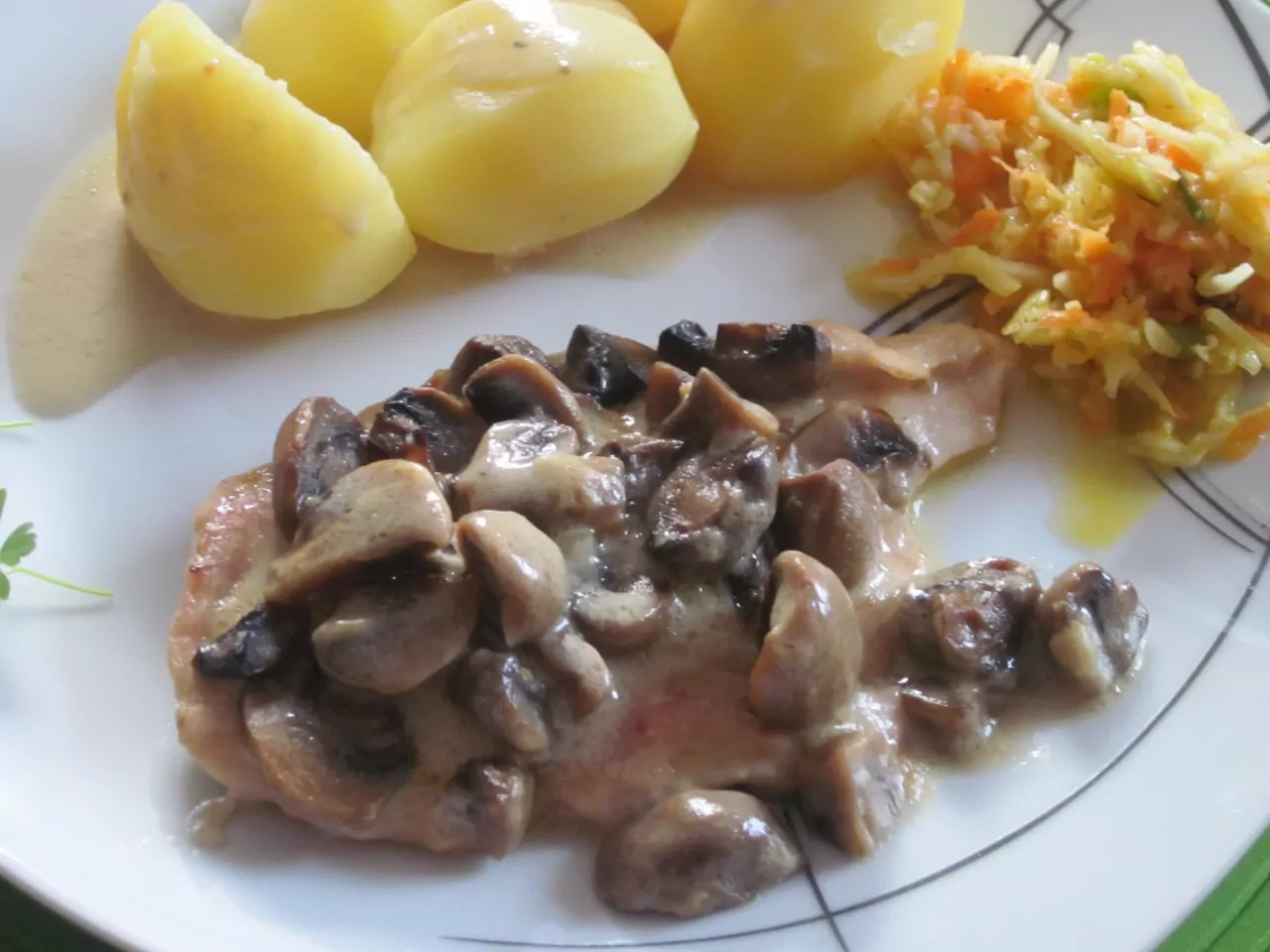 Keptuvėje troškintos vištienos krūtinėlės su grybų ir grietinėlės padažu