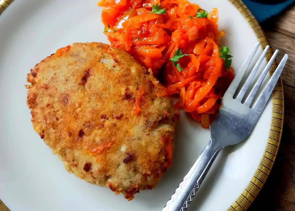Pike (fish) cutlet with vegetables