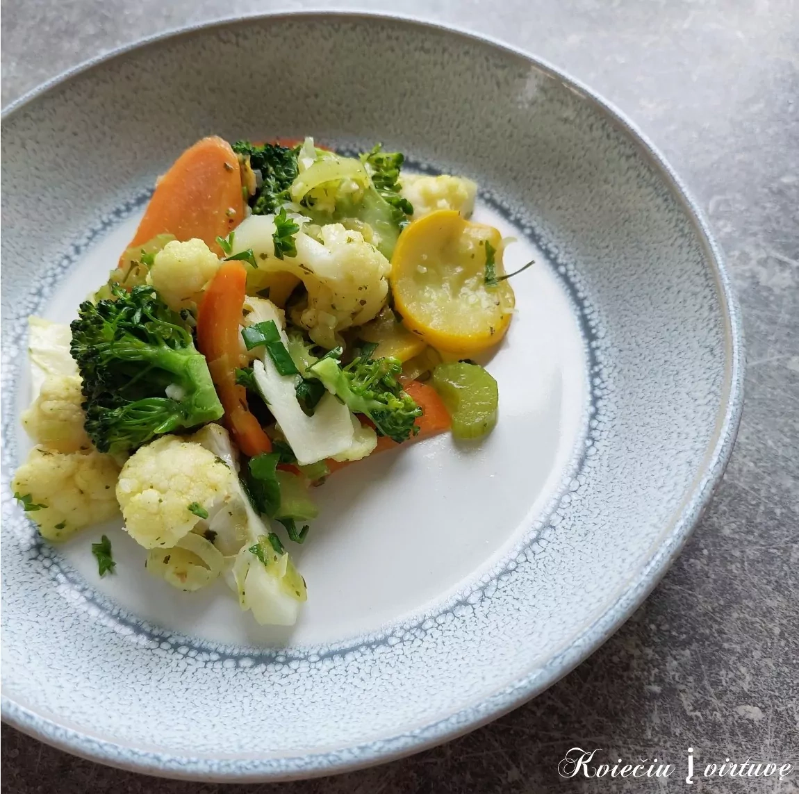 Scharfe Beilage aus gedünstetem Gemüse mit Schweinefleisch