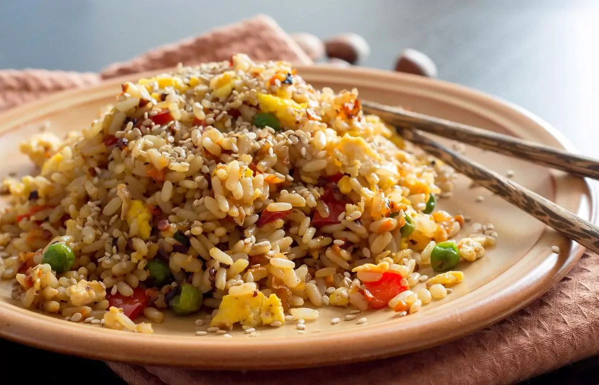 Brauner Reis - Vorteile und Kochen Brei mit Gemüse