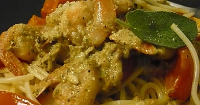 Nudeln (Spaghetti) mit Garnelen, Pestosauce und Tomaten