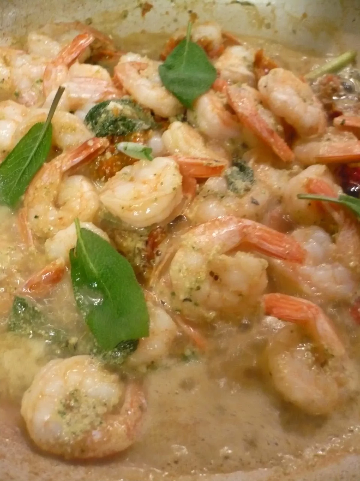 Nudeln (Spaghetti) mit Garnelen, Pestosauce und Tomaten