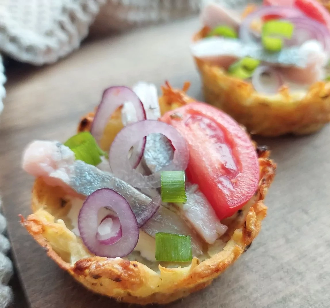 Tarkuotų bulvių krepšeliai su silke, svogūnais ir pomidorais