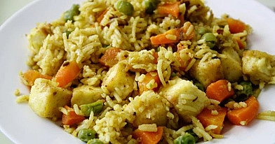 Gemüseeintopf - Indisches Reisfloß mit Erbsen, Karotten und Panyr