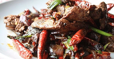 Gebackene Schweineleber mit Gemüse und Zwiebeln