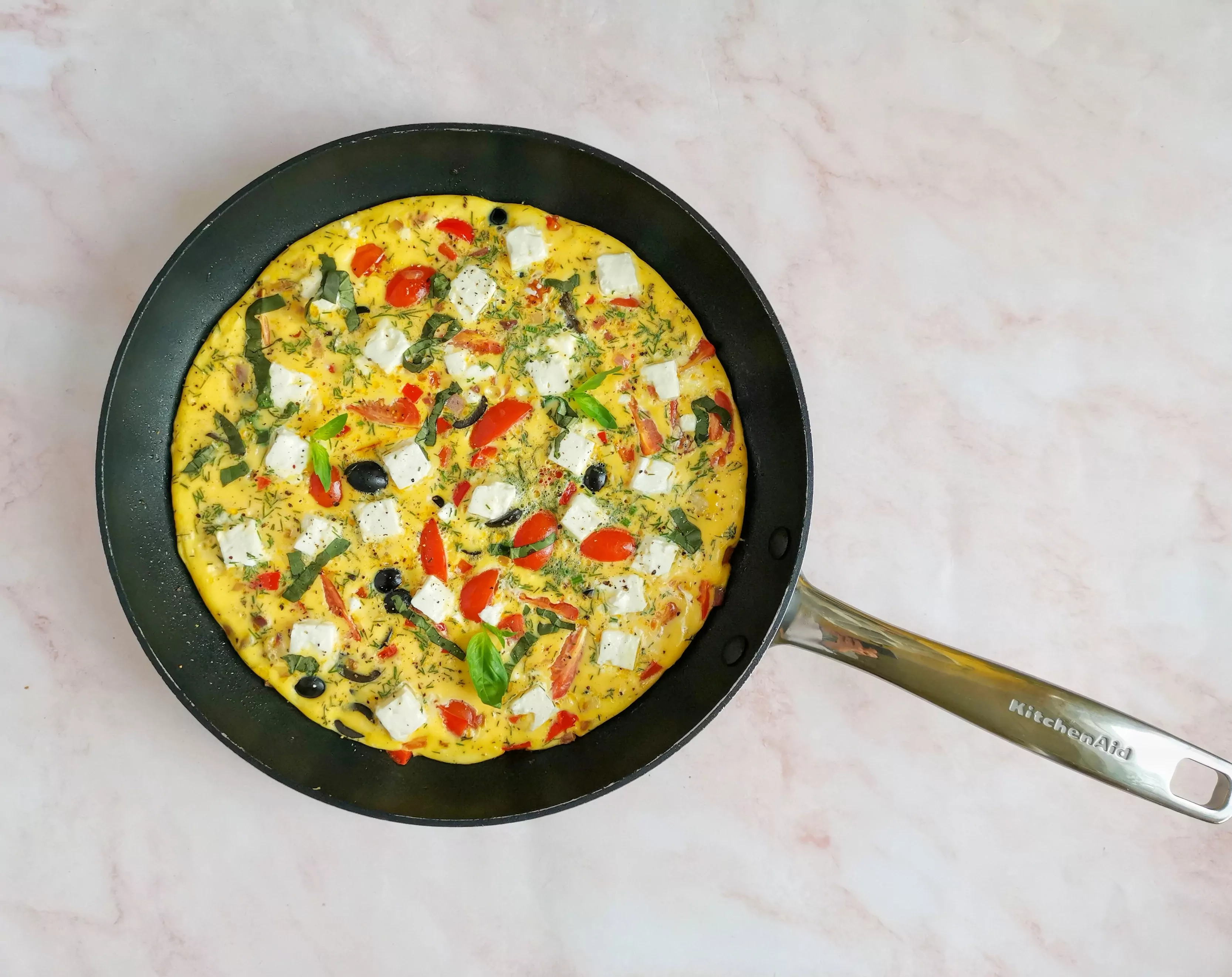 Griechisches Omelett mit Kirschtomaten, Oliven und Feta-Käse