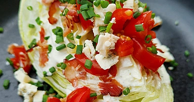 Wedge Salat - dreieckiger Käsesalat mit Blauschimmel, Speck und Kirschtomaten