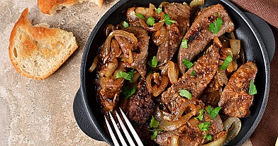 Pieczona wątroba wołowa z jabłkami i cebulą