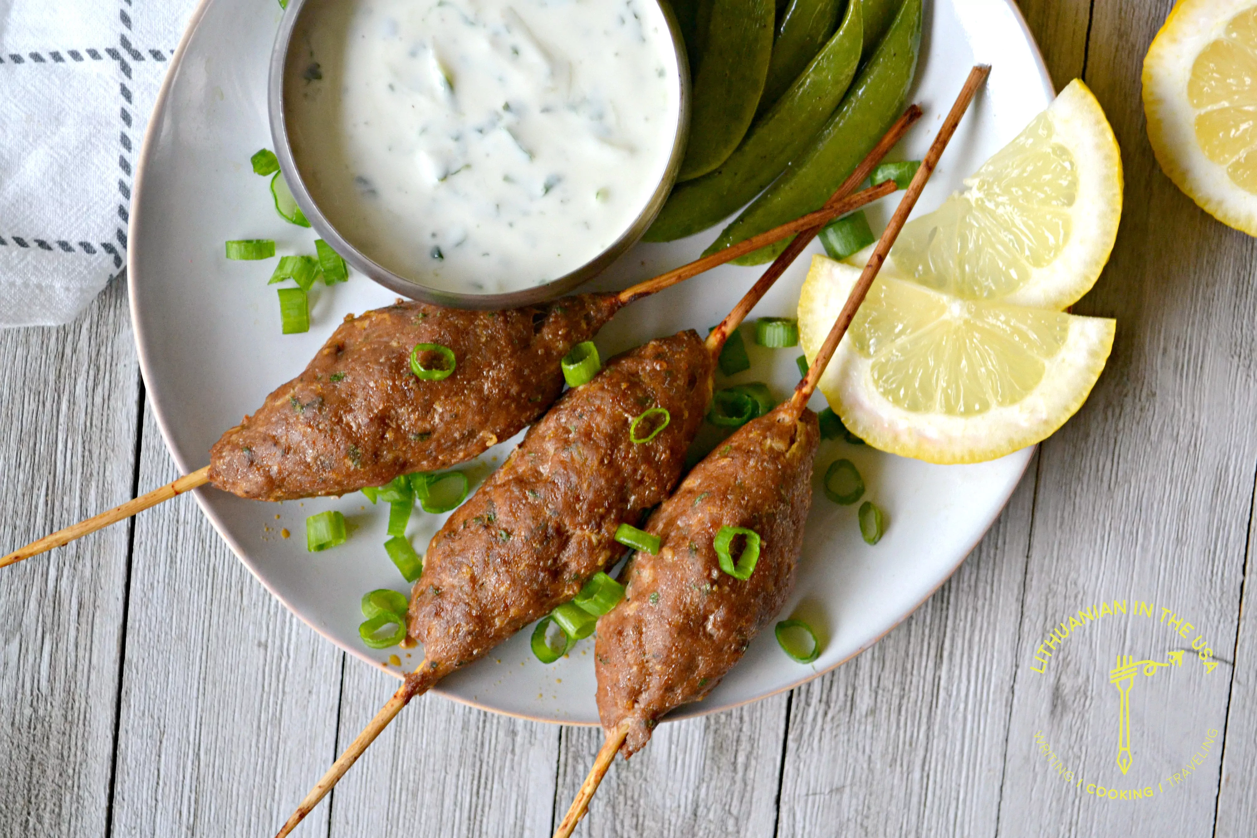 Putenfleischspieße im Ofen mit Joghurtsauce