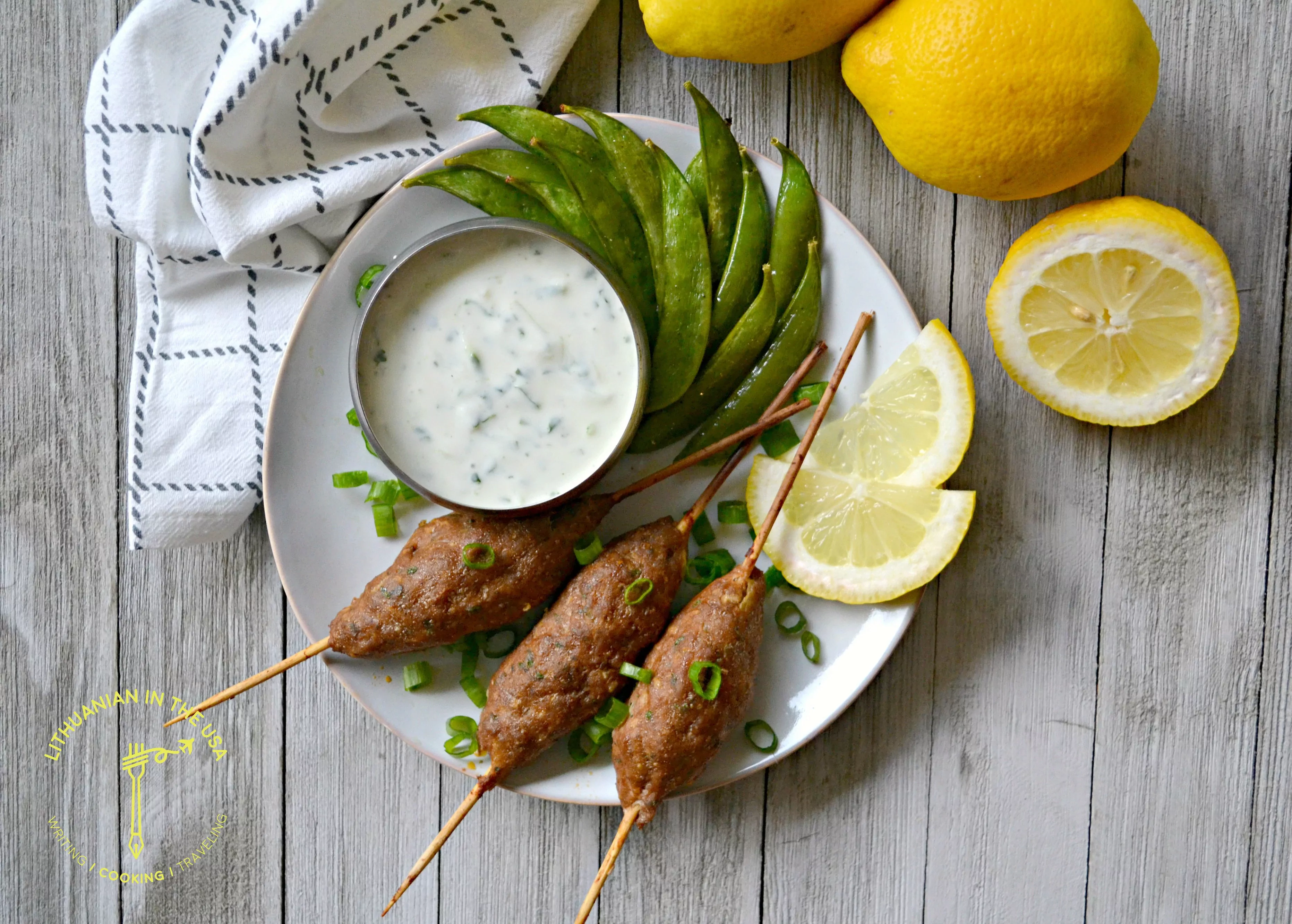 Putenfleischspieße im Ofen mit Joghurtsauce