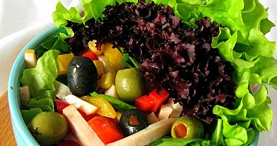 Daržovių ir kumpio mišrainė su jogurtiniu užpilu