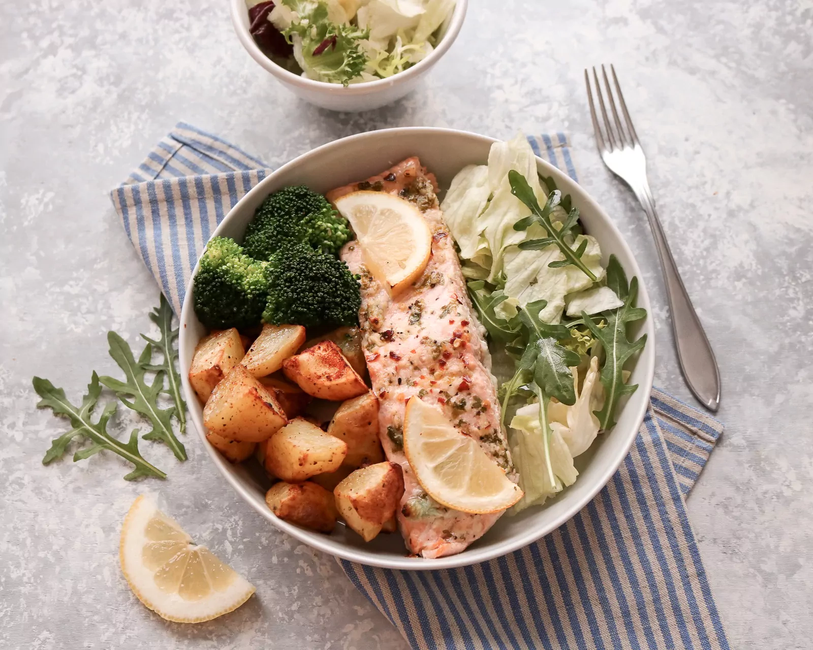 Delicious oven-roasted garlic-lemon salmon with potatoes and vegetables