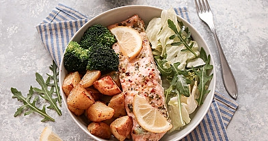Delicious oven-roasted garlic-lemon salmon with potatoes and vegetables