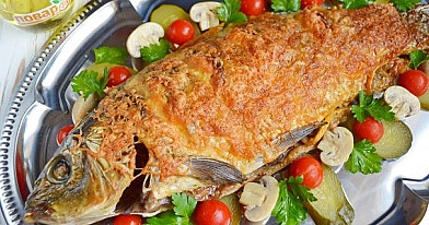 Pyszny karp pieczony w piekarniku w rękawie z marchewką i cebulą
