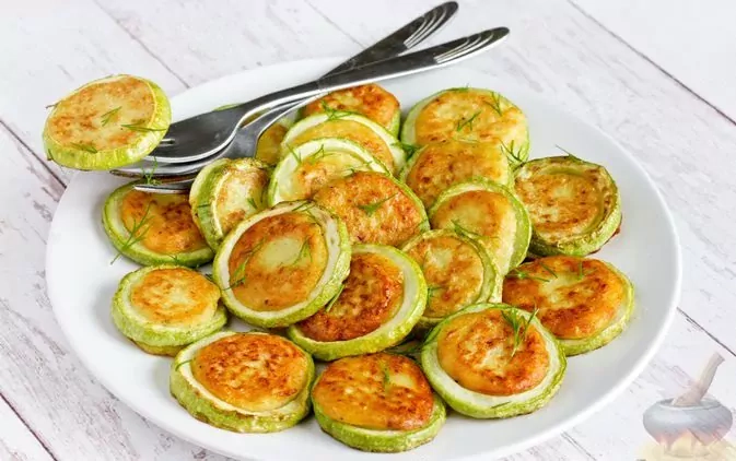 Fried grated courgettes in courgette rings, like pancakes