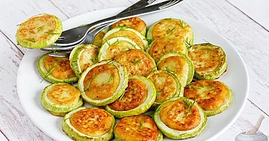 Fried grated courgettes in courgette rings, like pancakes