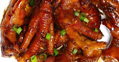 Gekochte Hähnchenschenkel in Sauce