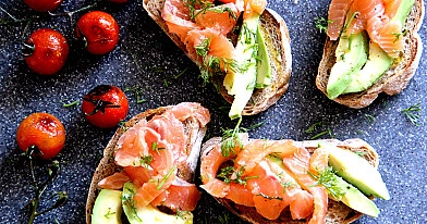 Bruschetta mit Lachs und Avocado