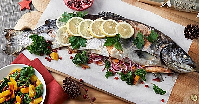 Whole salmon baked in the oven with parsley and tomatoes