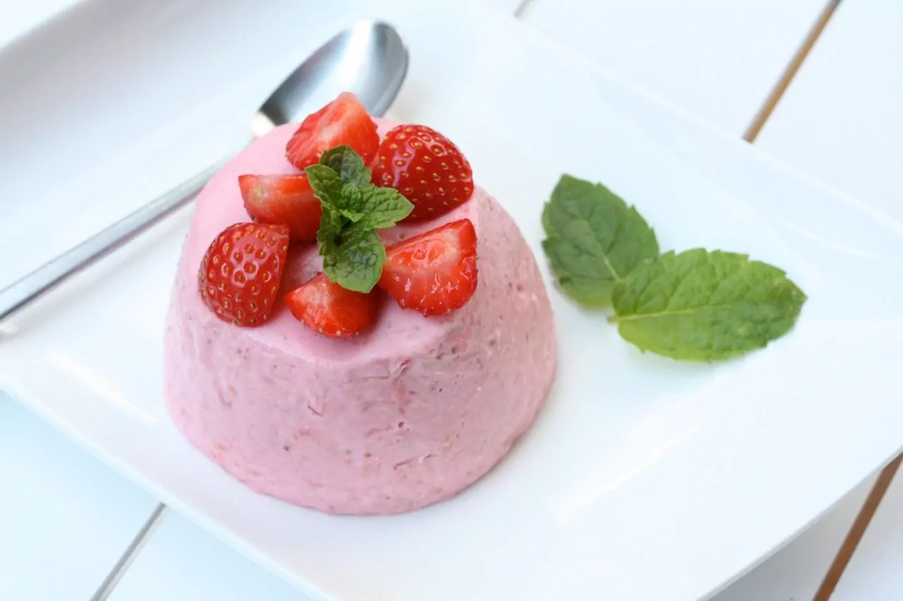 Svaigu zemeņu panna cotta