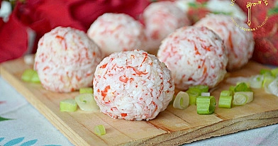 Ungebackene Käsebällchen (Krapfen) mit Krabbenstäbchen und Oliven