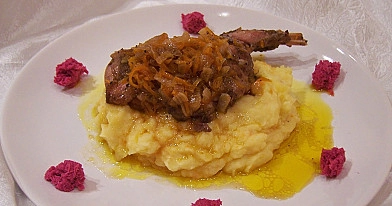 Wie man Kaninchen oder leckeres geschmortes Kaninchenfleisch zubereitet