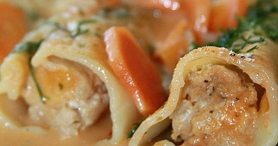 Duży makaron cannelloni z kremowym nadzieniem - na patelni
