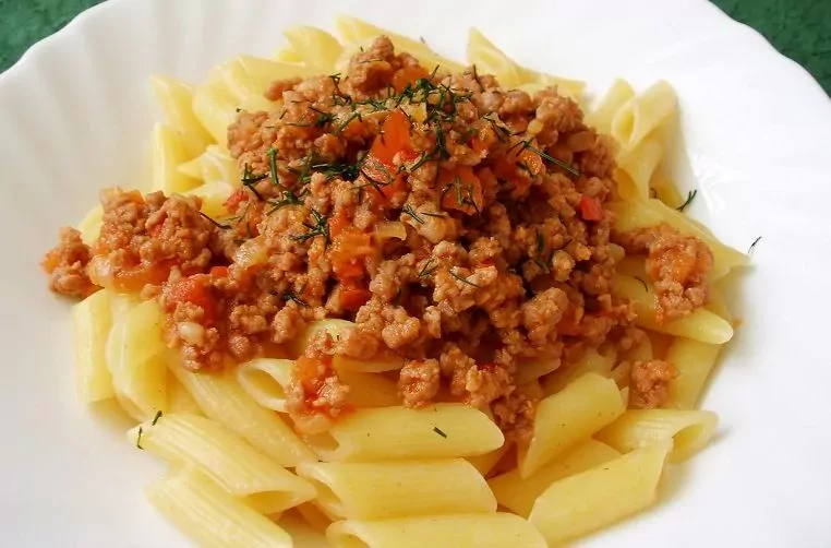 Makaroni ar faršu, tomātiem un sieru