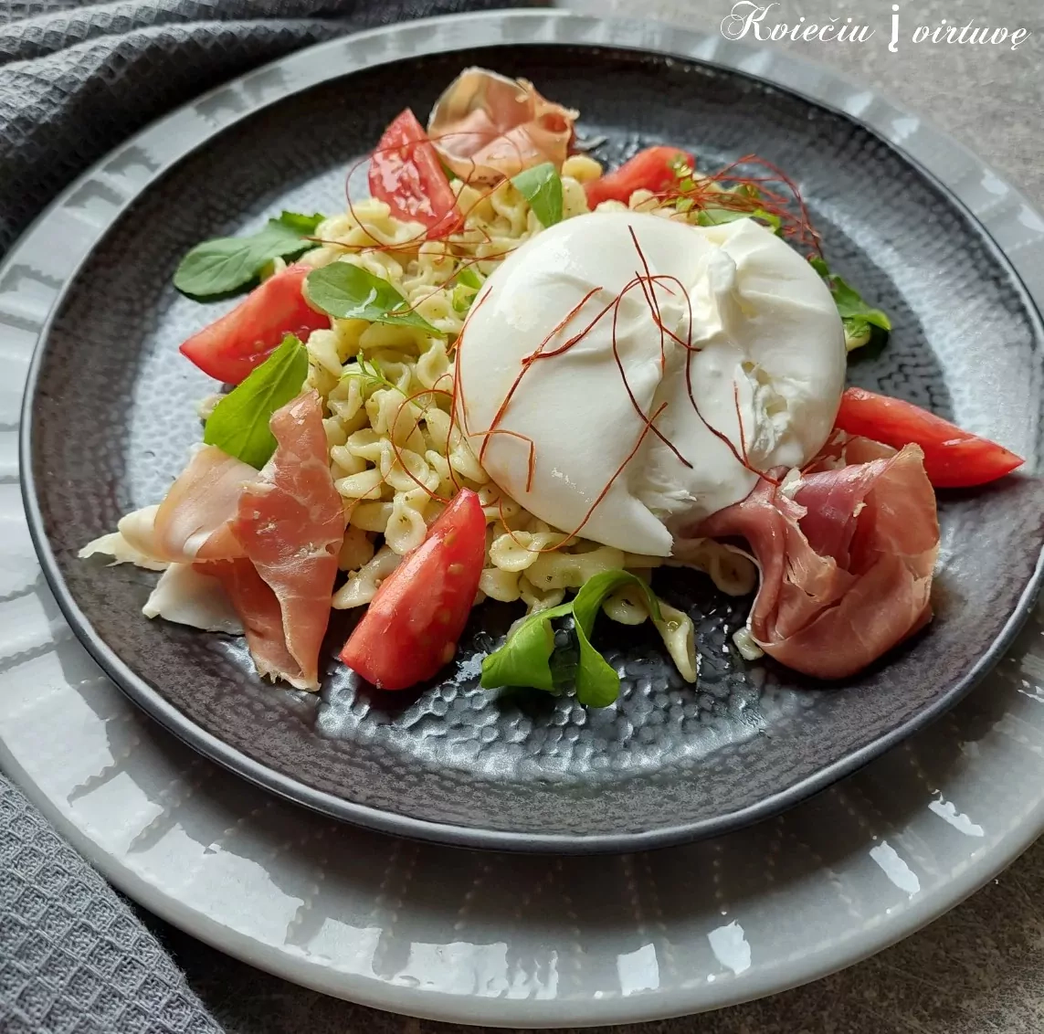 Makaroni ar pesto mērci, tomātiem un burrata sieru