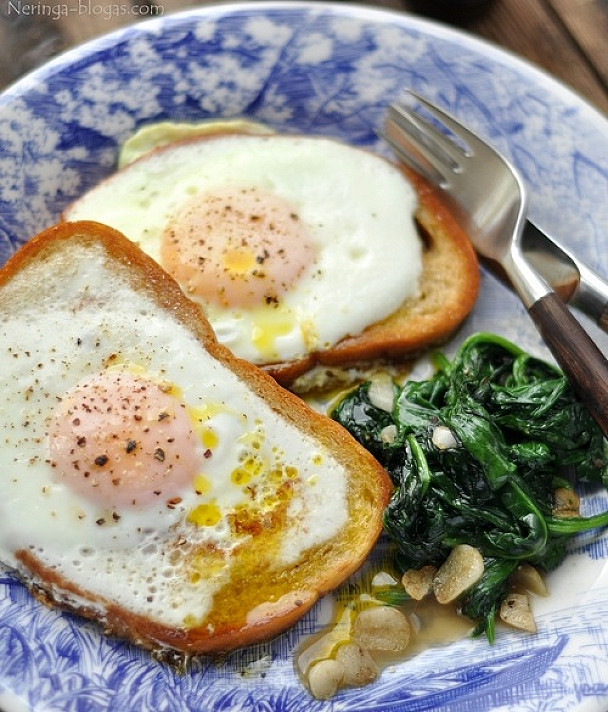 Duonos riekelėje keptas kiaušinis - vieno skaniausių mano pusryčių!