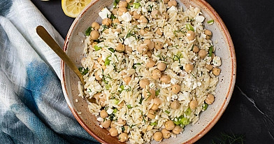Sałatka z ciecierzycy i makaronu orzo z suszonymi pomidorami