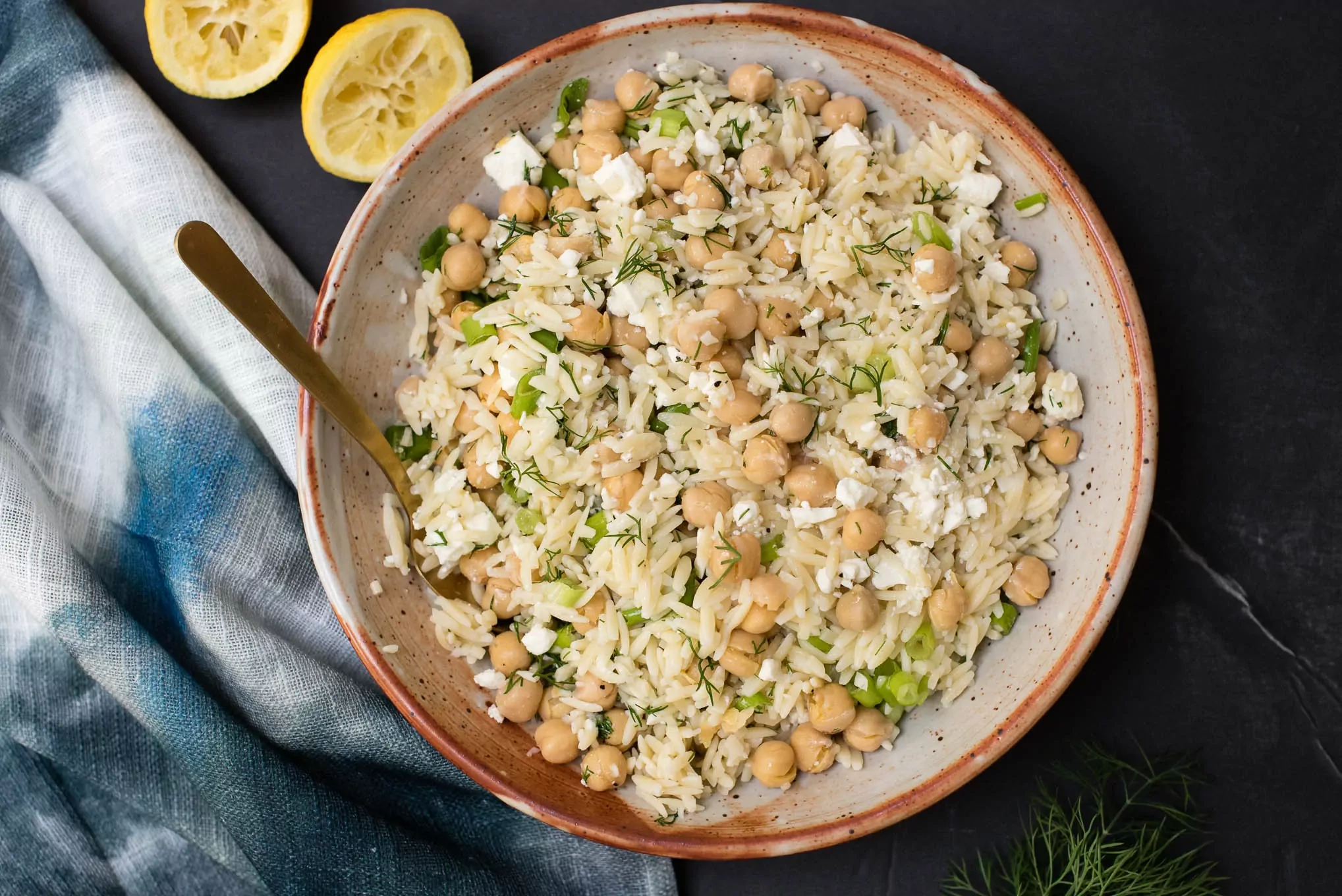 Auna un orzo makaronu salāti ar saulē kaltētiem tomātiem
