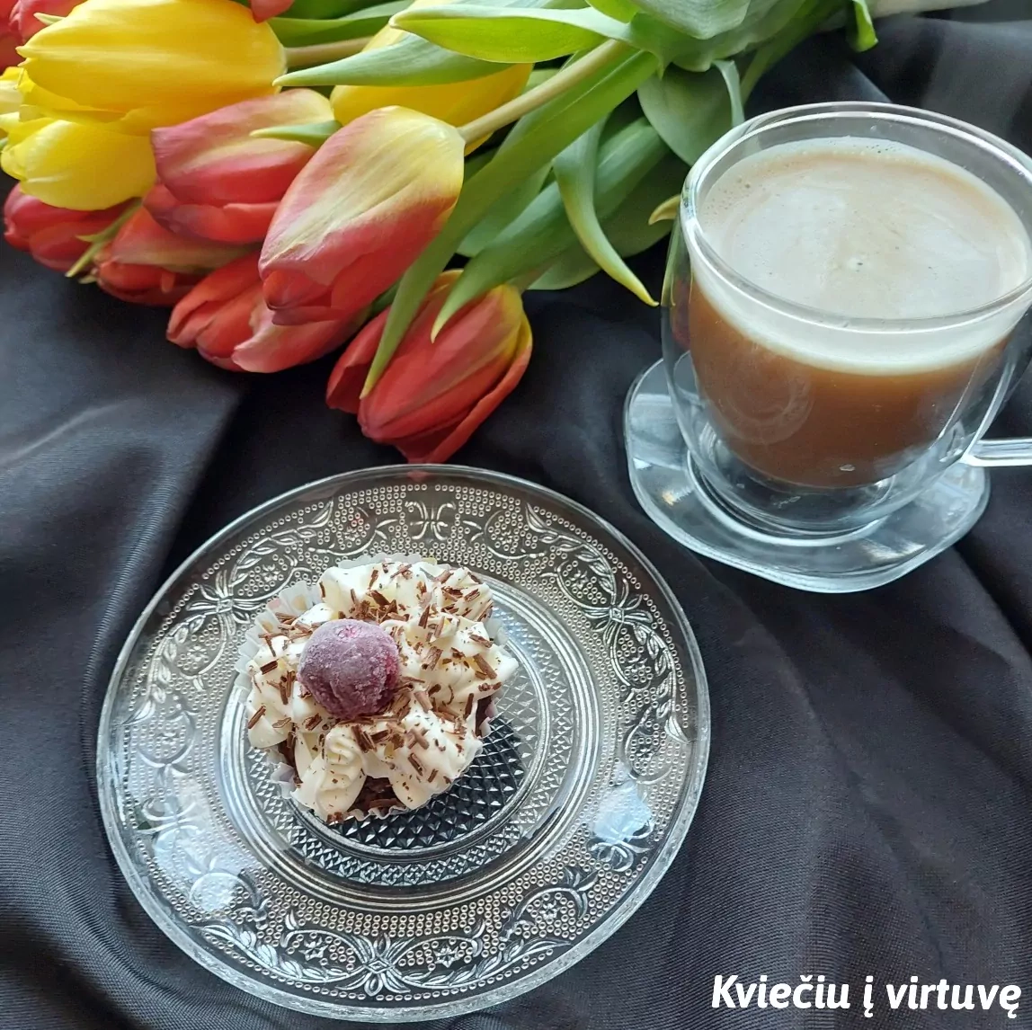 Keksiukai "Juodasis miškas" su maskarponės sūrio ir grietinėlės kremu