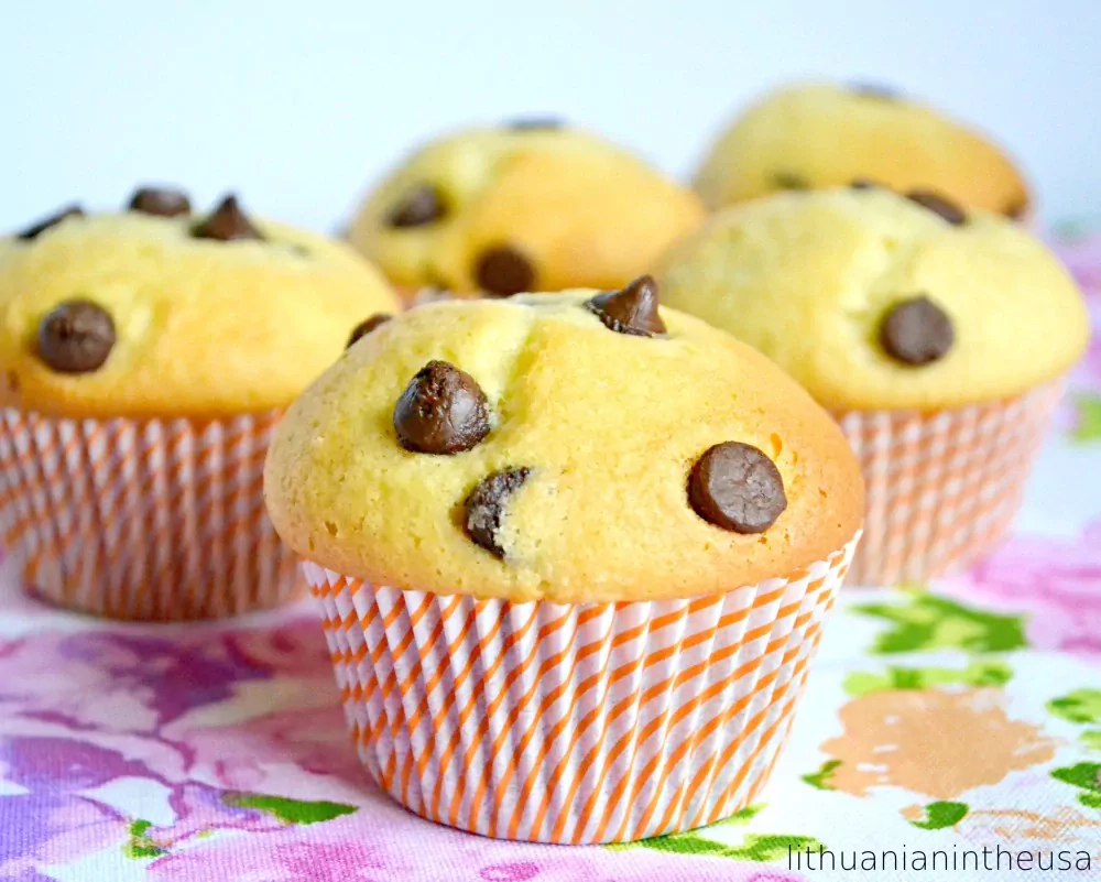 Pūkainas cupcakes ar šokolādes gabaliņiem, gatavotas ar pienu.