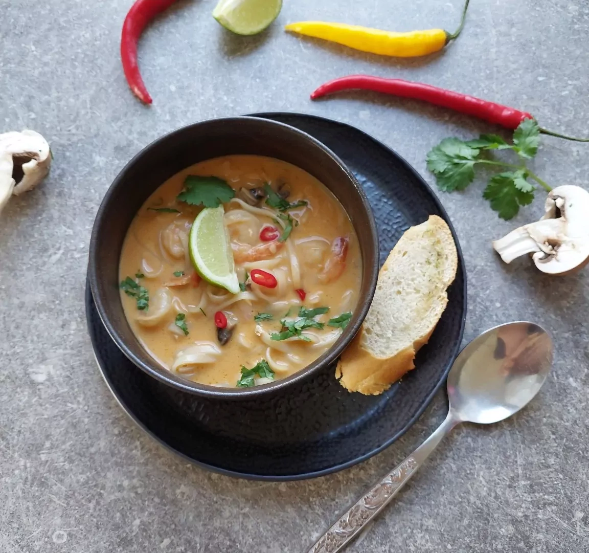 Taizemes Tom Yum zupa ar nūdelēm, jūras veltēm un vistas gaļu