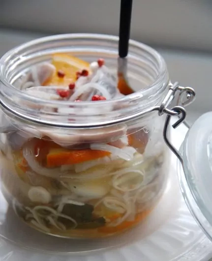 Arenque naranja con pimienta rosa y cebolla blanca