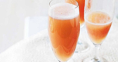 Bellini - alkoholischer Cocktail von Wein und Champagner