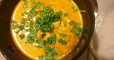 Thailändische würzige Hühnersuppe