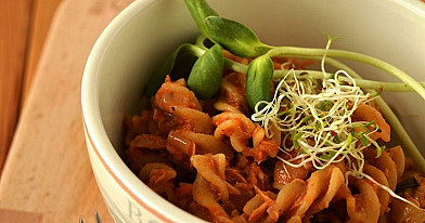 Makaronai su pomidorų padažu ir konservuotu tunu (arba vištienos filė)