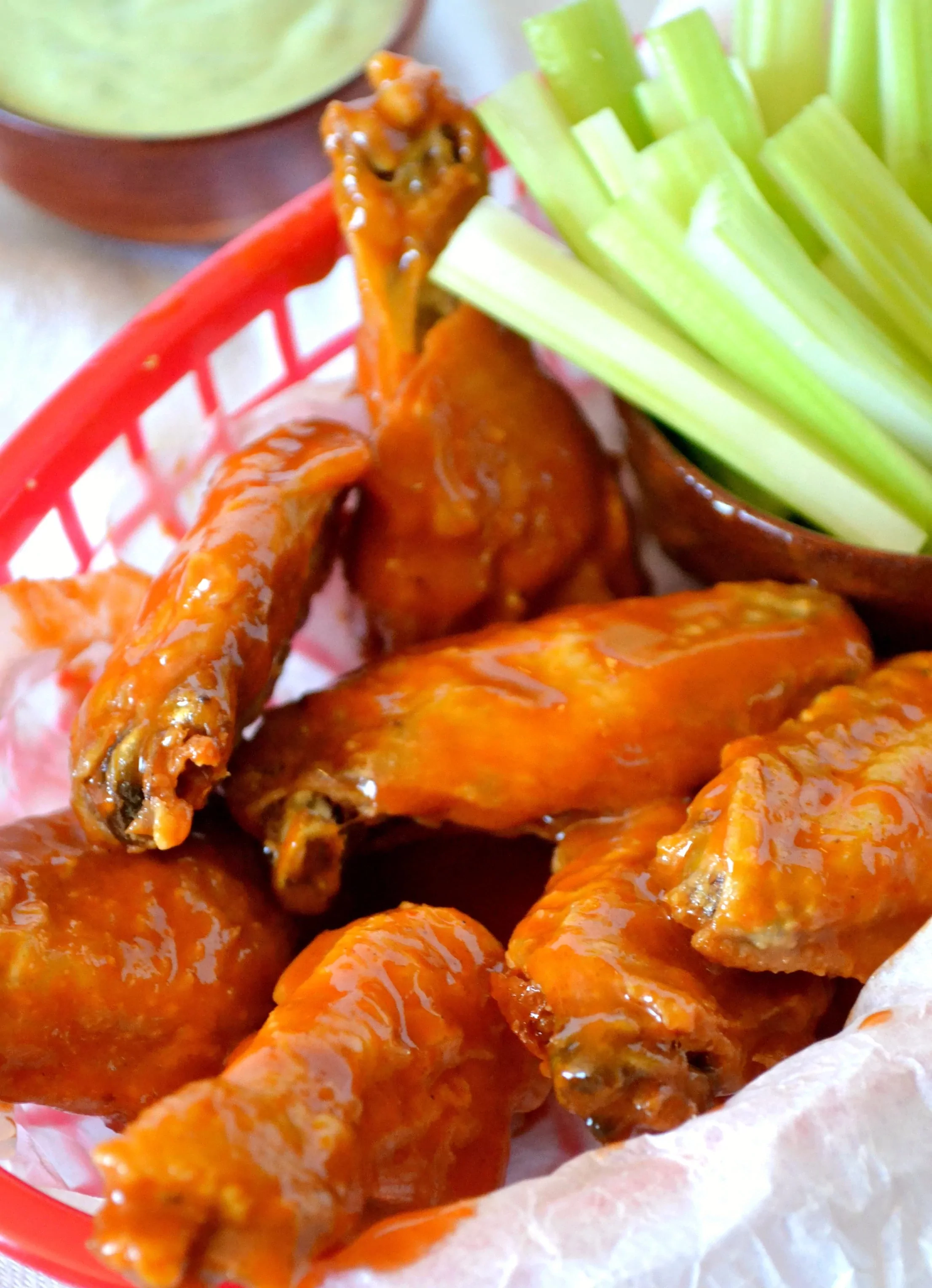 Alitas de pollo crujientes al horno con salsa Buffalo