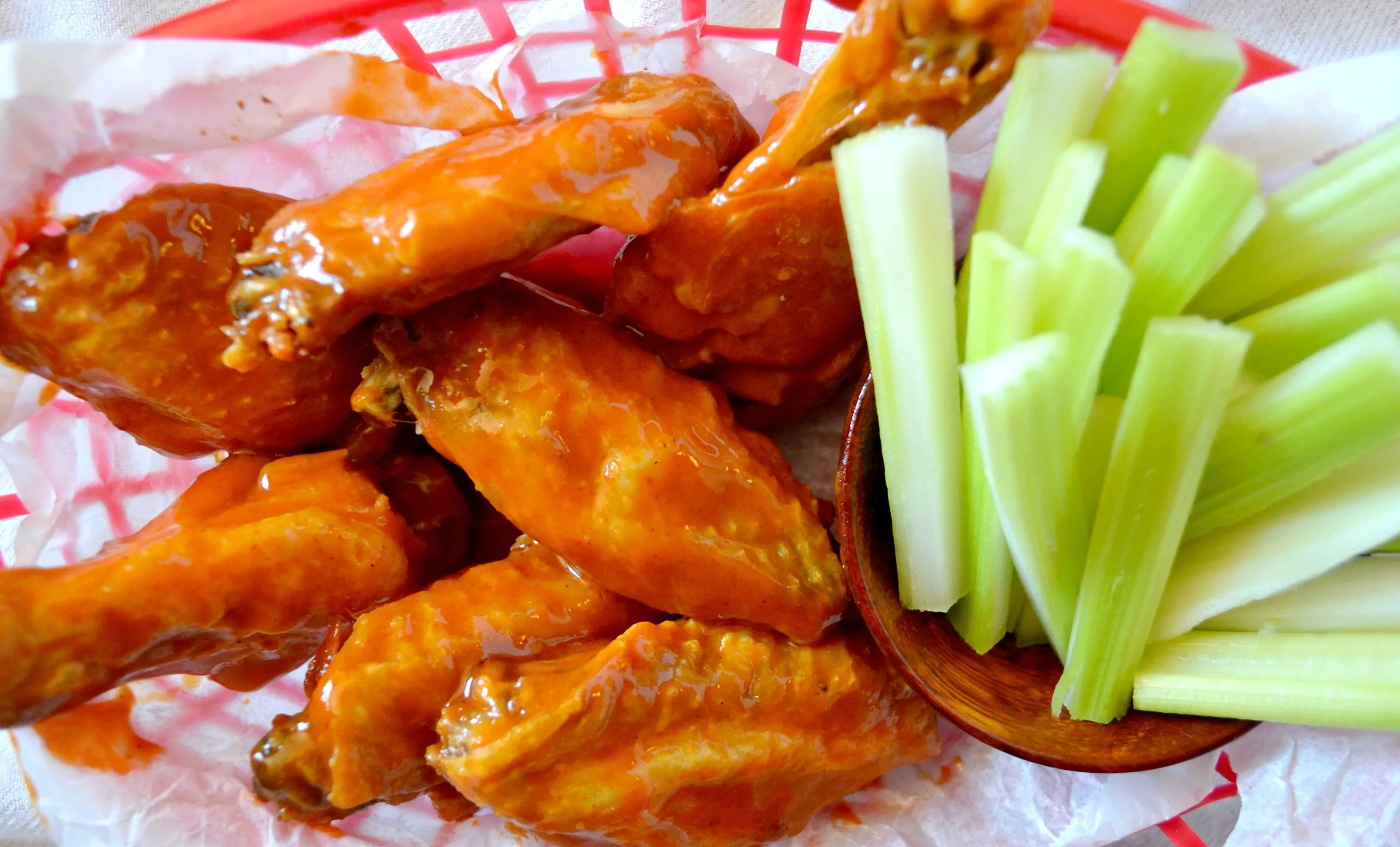 Alitas de pollo crujientes al horno con salsa Buffalo