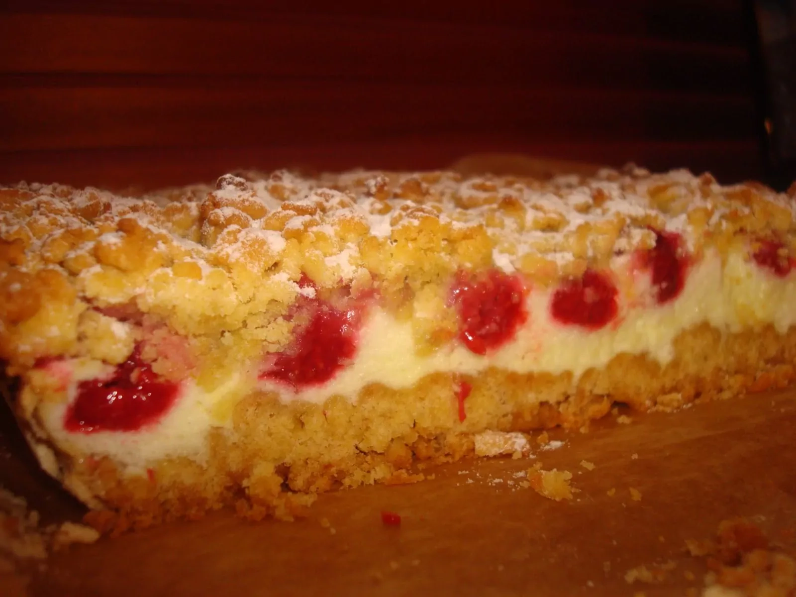 Kruche ciasto z malinami i lekką, budyniową pianką