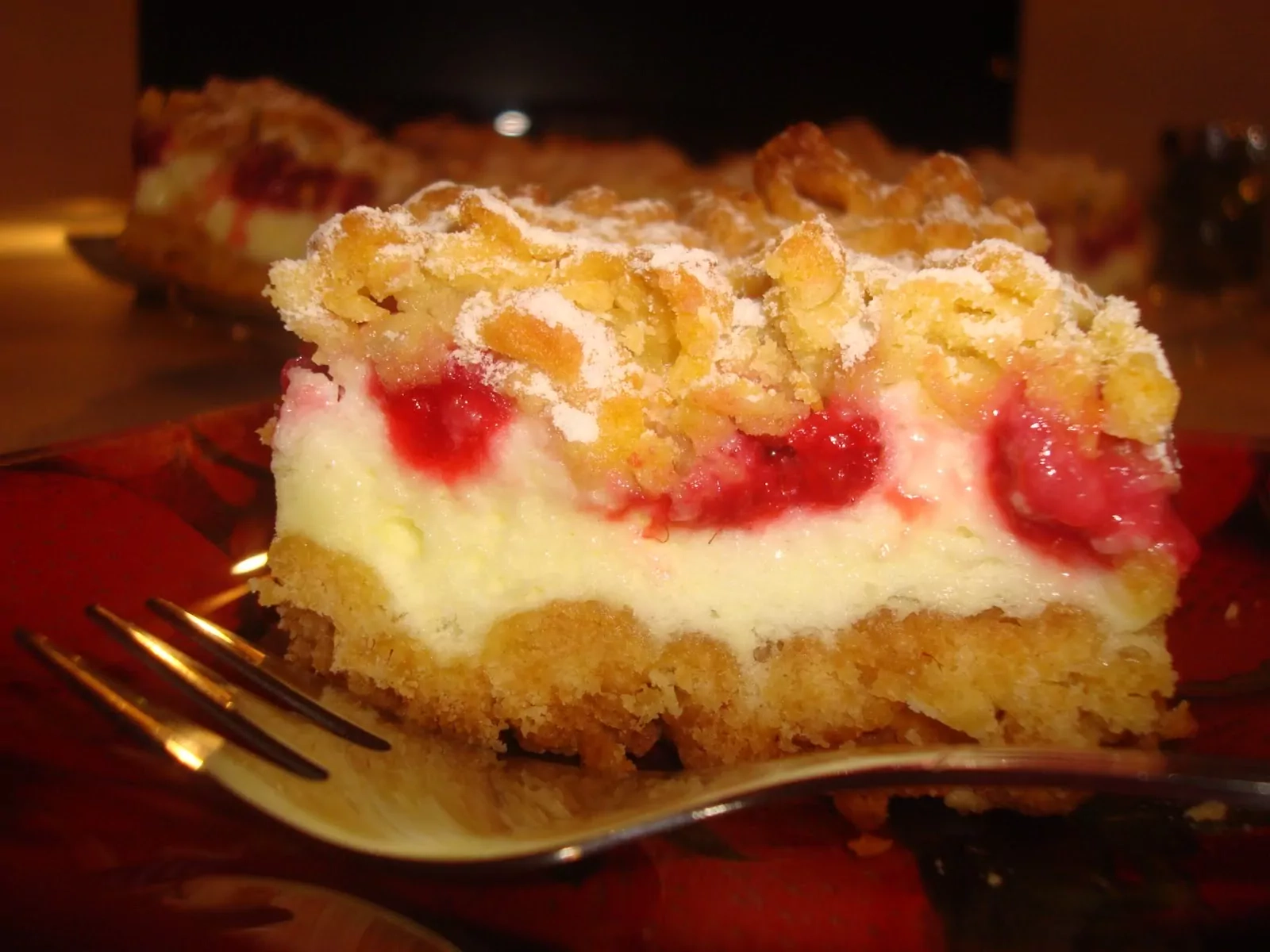 Kruche ciasto z malinami i lekką, budyniową pianką