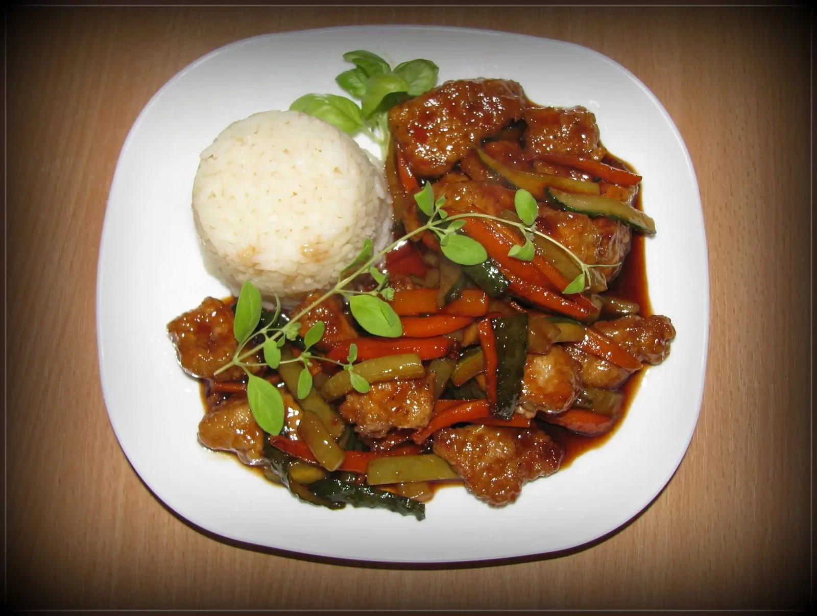 Cerdo agridulce con zanahorias y pepinos cocidos en una sartén