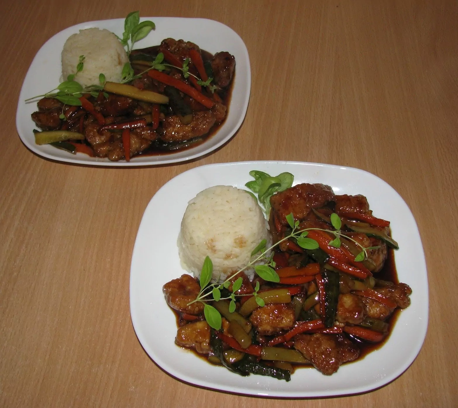 Cerdo agridulce con zanahorias y pepinos cocidos en una sartén