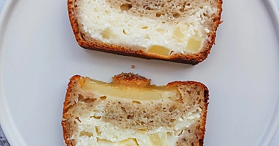 Pan de plátano con requesón y piña