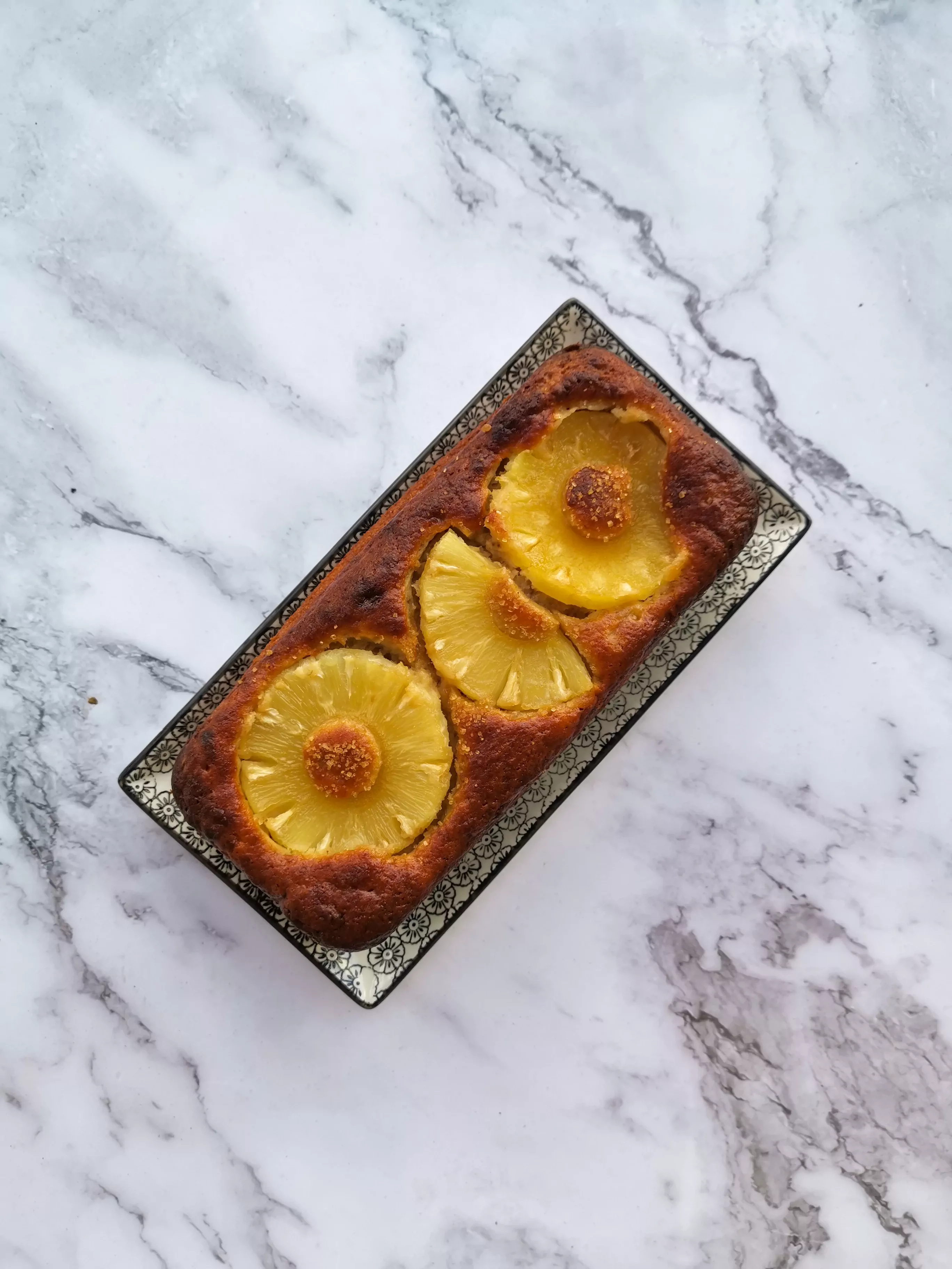 Pan de plátano con requesón y piña