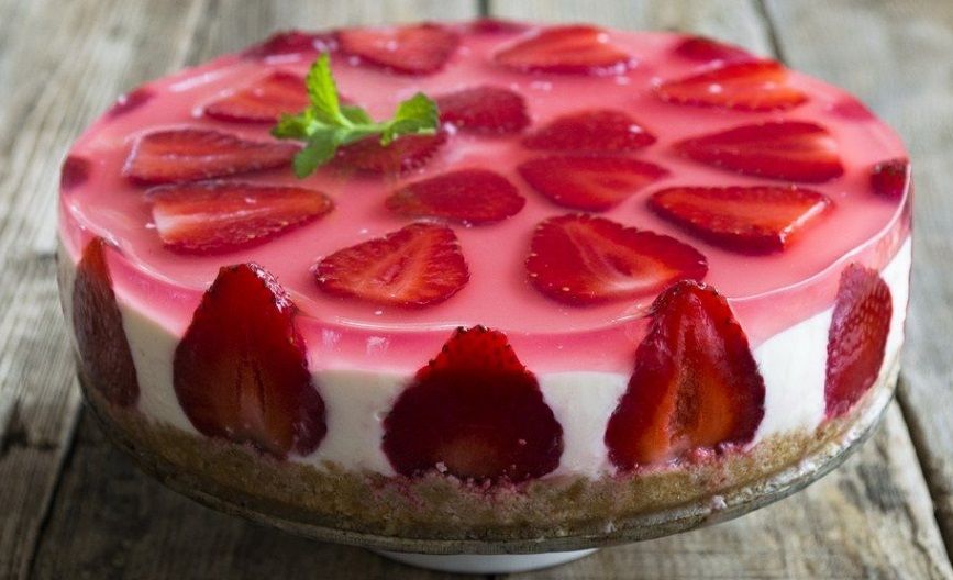 Braškių tortas su varške (nekeptas)