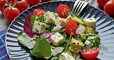 Avokadų ir vyšninių pomidorų salotos su varškės sūriu